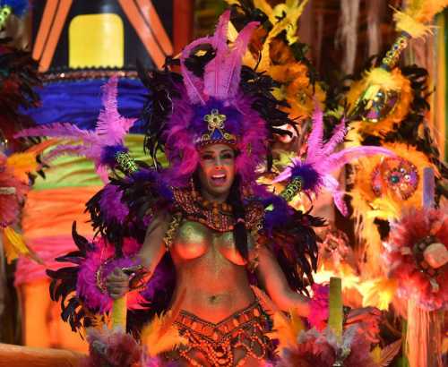 Karnavalet në Rio, ngrihet skena, parada tradicionale në rrugë 10424511