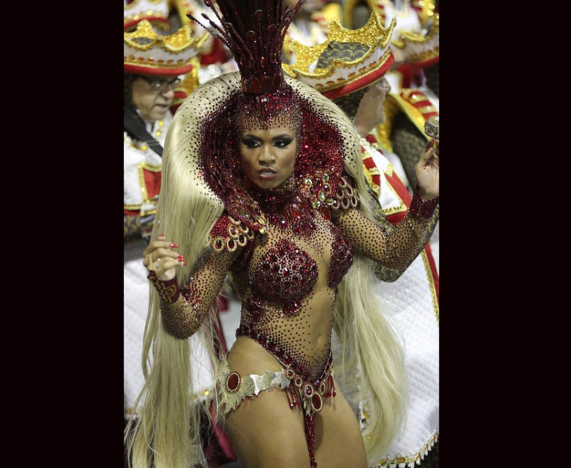 Karnavalet në Rio, ngrihet skena, parada tradicionale në rrugë 10426111