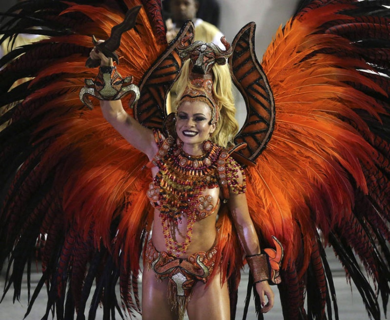 Karnavalet në Rio, ngrihet skena, parada tradicionale në rrugë 10426311
