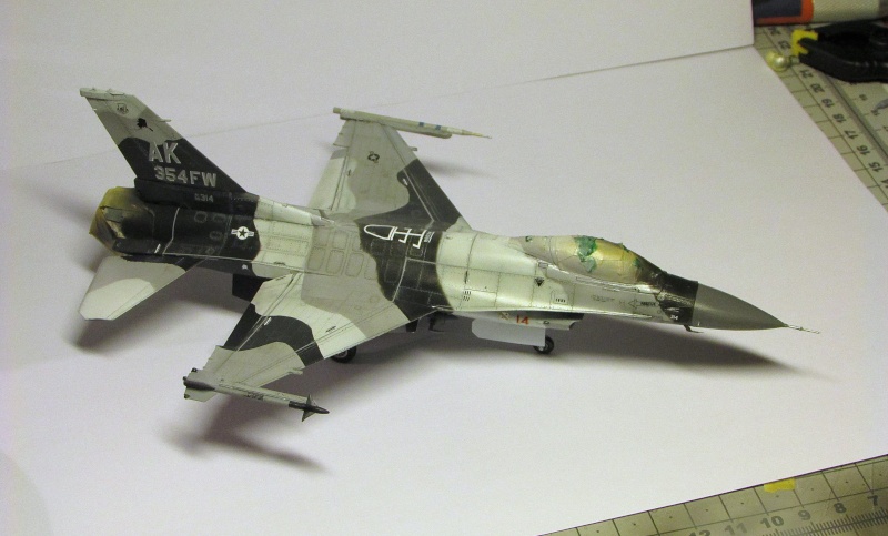 [TAMIYA] -1/72- F16-C Fighting Falcon Block 30 :  18th Fighter squadron; Eielson, Alaska. [M.A.J 23/01 page 4 ....] - Page 2 Img_1113