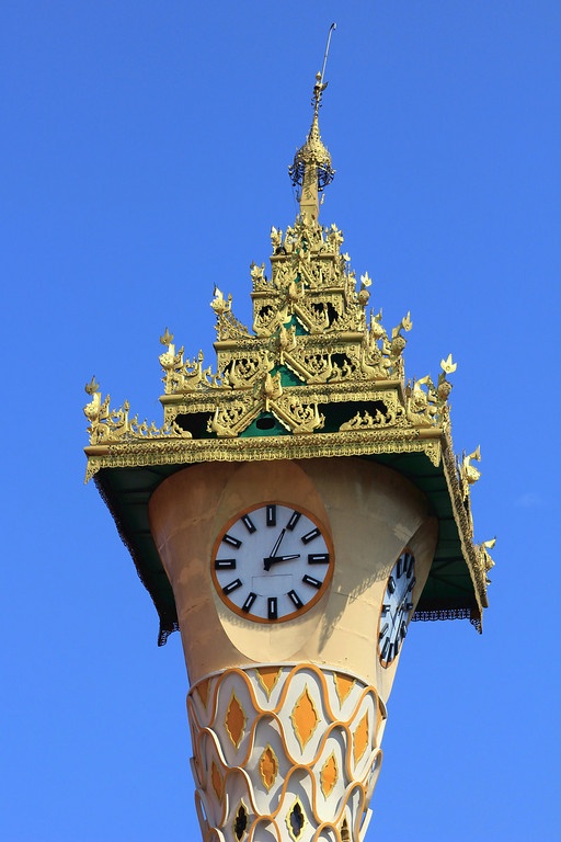 Reçu un beau diapo....Les horloges et pendules des rues..... - Page 12 Yangon10