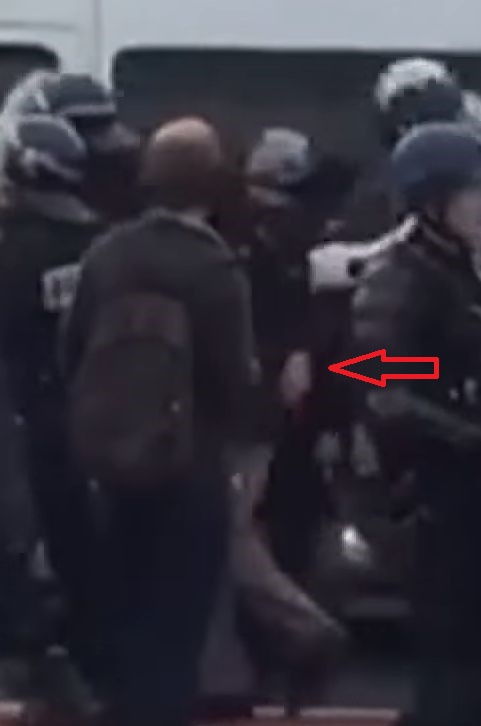 le général Piquemal sort du silence en venant à Calais malgré l’interdiction de la manifestation - arrestation du général Piquemal - Page 5 Gal-pi11