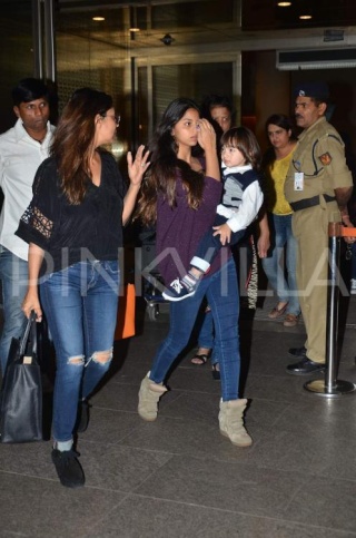 SRK & sa Famille, de retour de Dubaï Airpor14