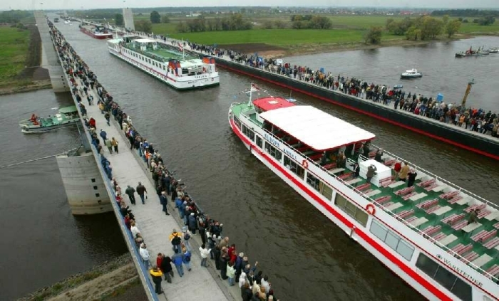 من الأعجازات الهندسيه كوبري لنقل المياه فوق نهر ألب بألمانيا. German10