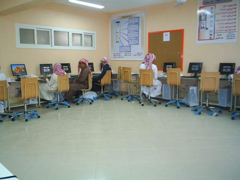 معمل الحاسب الالي في ثانوية الامير سعود بن نايف S3010014