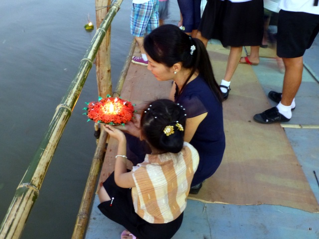 Fête du Loy Kratong, ou la fête des lumières P1110019