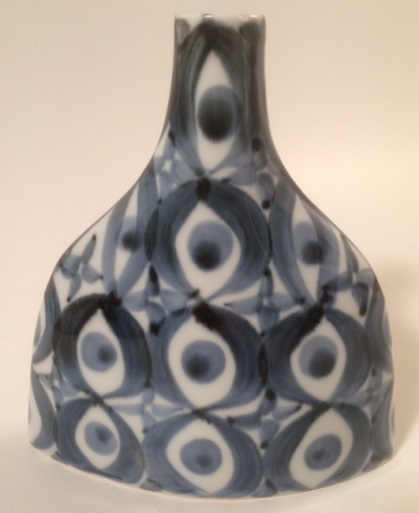 Strange tapered porcelain vase - Japanese sake bottle  Img_3410