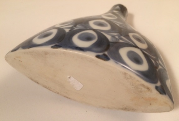Strange tapered porcelain vase - Japanese sake bottle  Img_3411