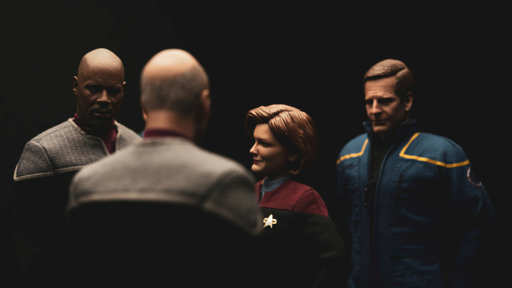 Exo-6 : Star Trek Voyager - Captain Kathryn Janeway 1/6 Scale 23525410