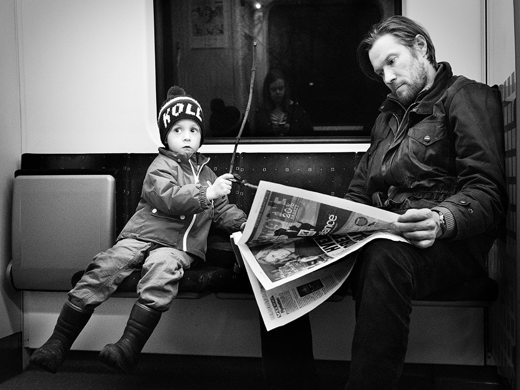 Metro / Le père, le fils et... le reflet dans la vitre P1110110