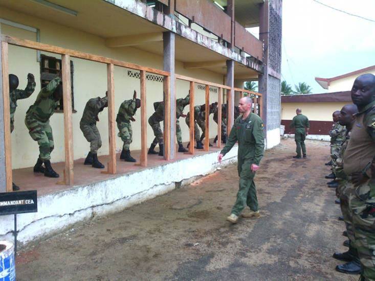 Armée du Gabon - Page 4 1425