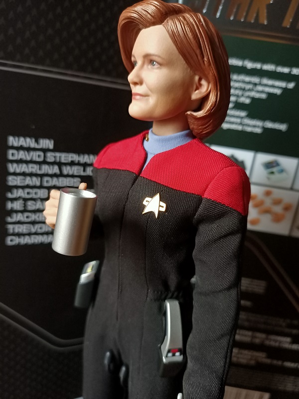 Exo-6 : Star Trek Voyager - Captain Kathryn Janeway 1/6 Scale Sam_st37