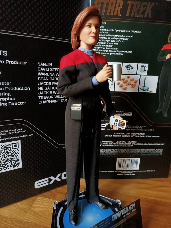 Exo-6 : Star Trek Voyager - Captain Kathryn Janeway 1/6 Scale Sam_st39