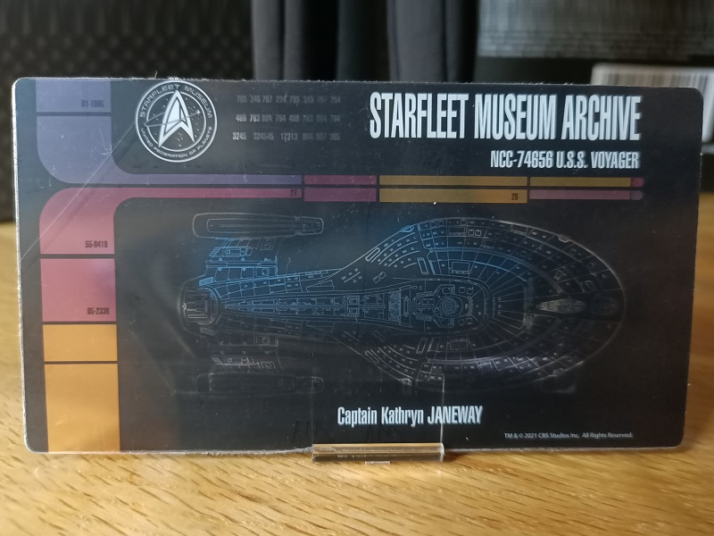 Exo-6 : Star Trek Voyager - Captain Kathryn Janeway 1/6 Scale Sam_st42