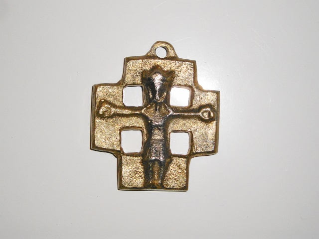 Croix avec christ et fleur de Lys (scouts) P1010016