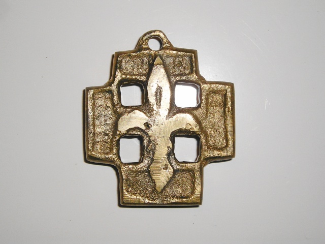 Croix avec christ et fleur de Lys (scouts) P1010017