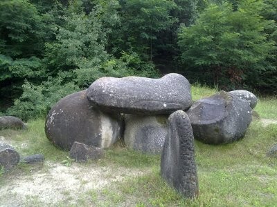    En Roumanie, des pierres vivantes,LES TROVANTS deviennent l'une des attractions principales du pays 00017910