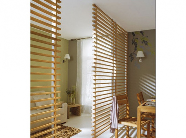 Comment aménager son salon avec la porte d'entrée qui y arrive directement??? Separa10
