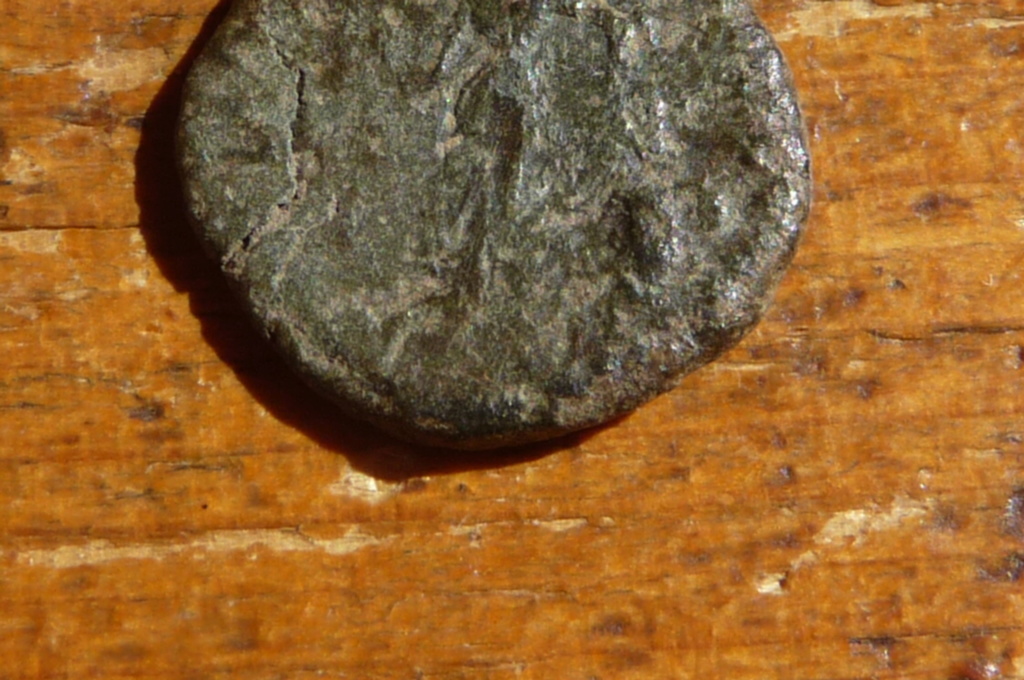 Très petit bronze à identifier svp. P1080126