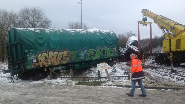 Un camion dérape, 21 wagons de train déraillent Photo_10