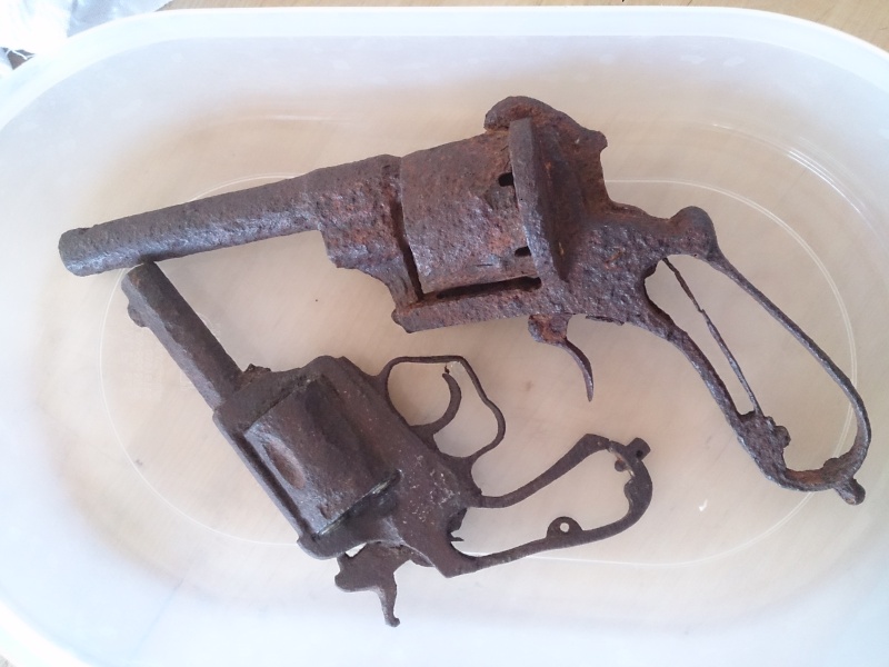 2 pistolets de fouilles : 1 Lefaucheux 12 mm  et ??? Dsc_1910