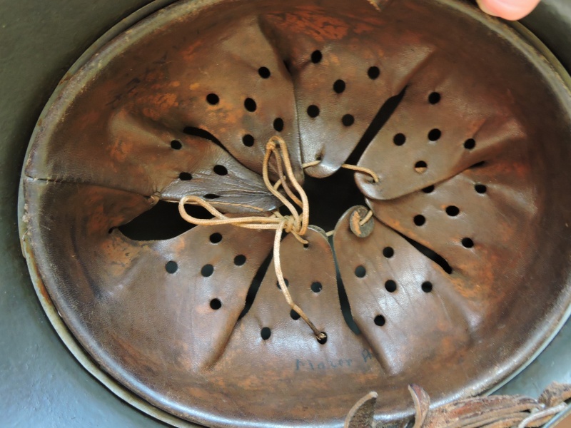 MERCI DE VOTRE AIDE POUR CE CASQUE ALLEMAND SS Dscn6049