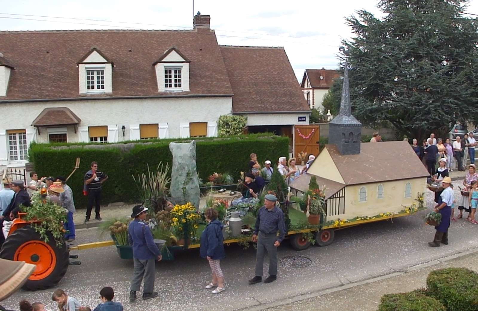 Corsos fleuris, défilés, cavalcades, chars et tracteurs décorés Comice28