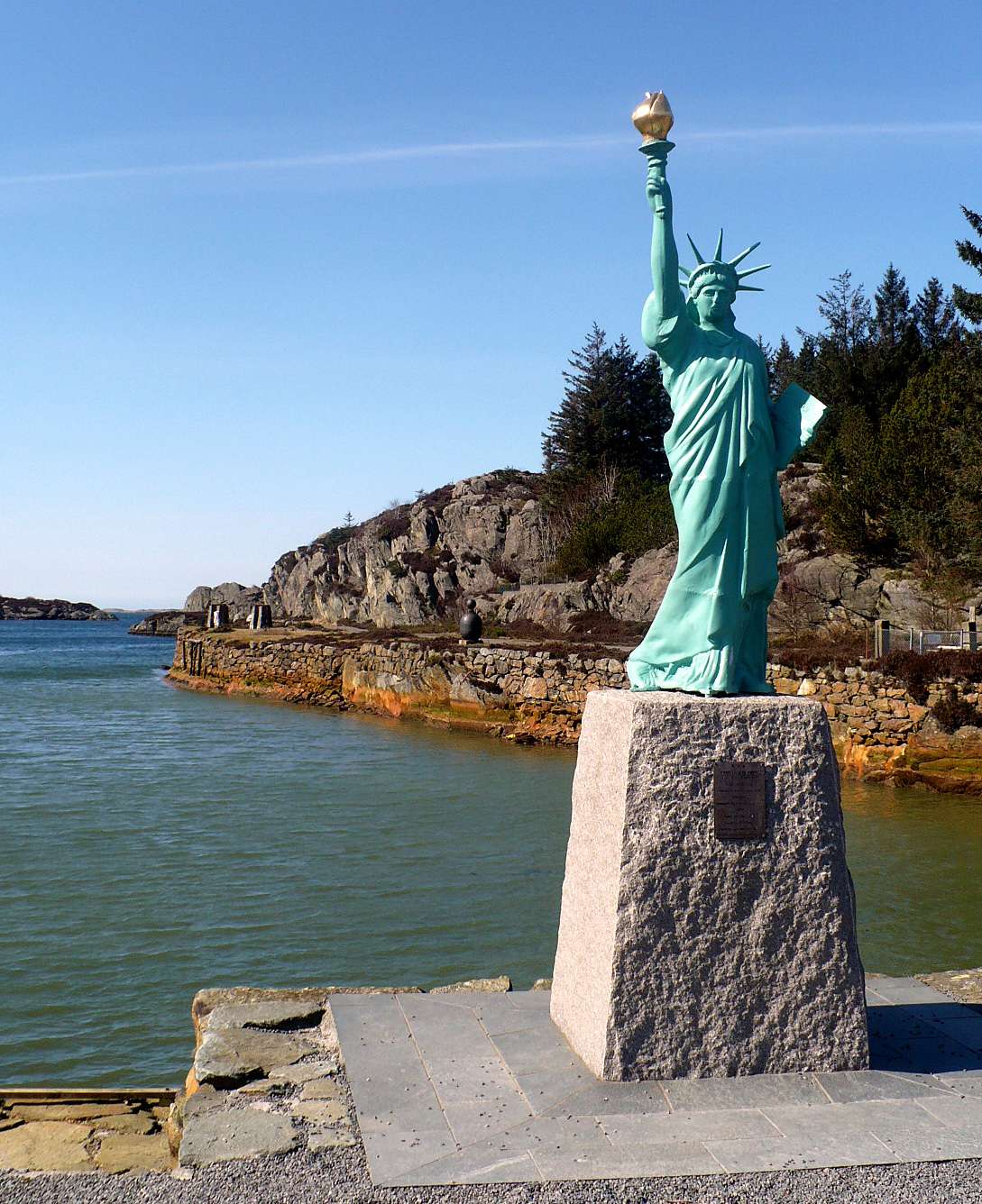 Statue de la Liberté = les répliques découvertes grâce à Google Earth - Page 6 11234310