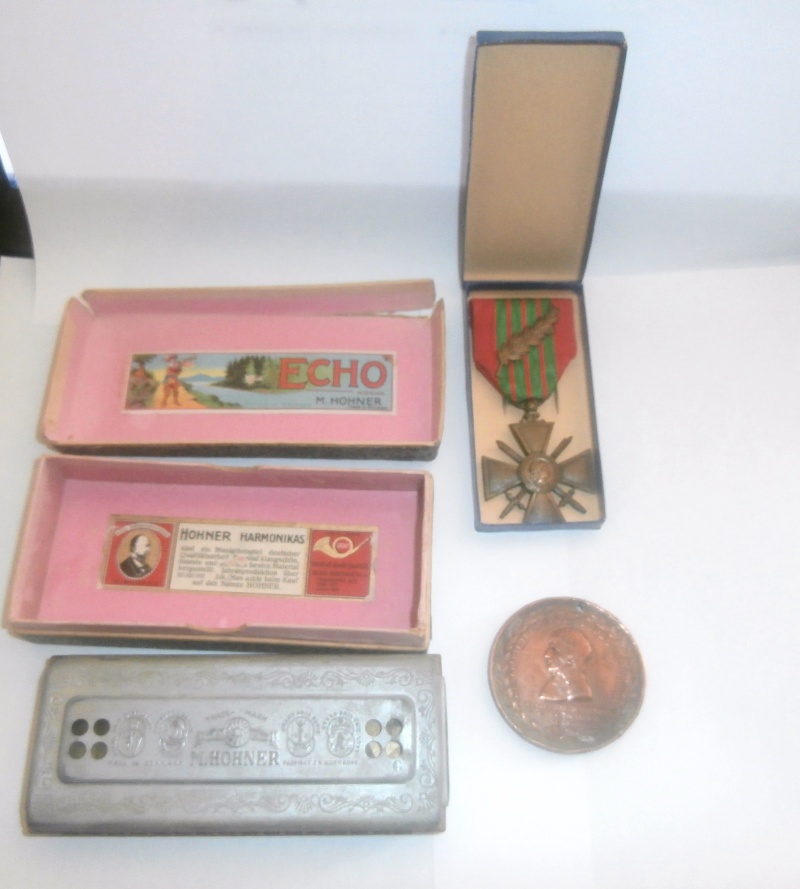 harmonica hohner + deux médailles Bonaparte et croix de guerre 1939 Pb240010