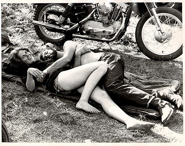 Vieilles photos (pour ceux qui aiment les anciennes photos de bikers ou autre......) - Page 7 Bikerc11