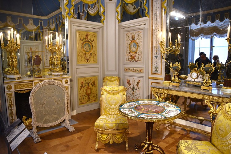 turc - Décors et meubles des boudoirs turcs du comte d'Artois : reconstitution au musée du Louvre Oig_9831