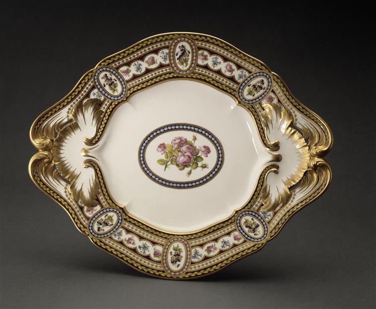 Service en porcelaine de Sèvres "à décor riche en couleurs et riche en or" de Marie-Antoinette 02-00510