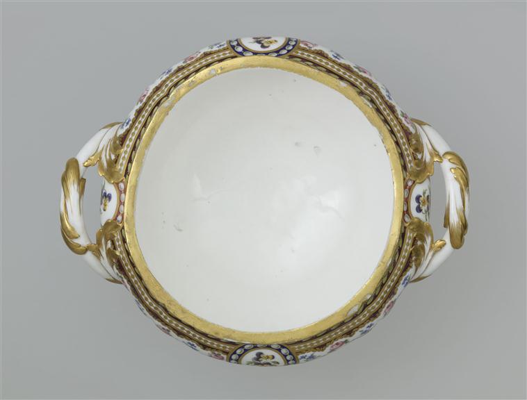riche - Service en porcelaine de Sèvres "à décor riche en couleurs et riche en or" de Marie-Antoinette 13-50411