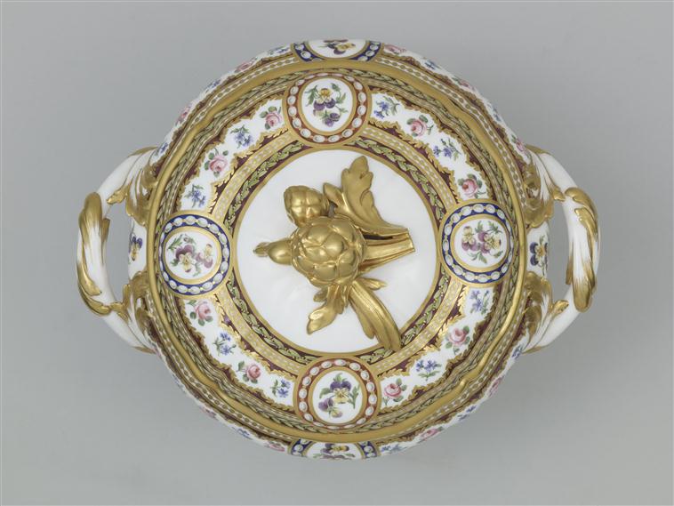 riche - Service en porcelaine de Sèvres "à décor riche en couleurs et riche en or" de Marie-Antoinette 13-50412