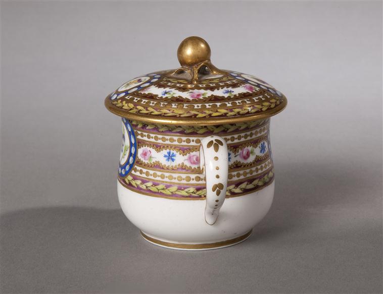 riche - Service en porcelaine de Sèvres "à décor riche en couleurs et riche en or" de Marie-Antoinette 13-54010