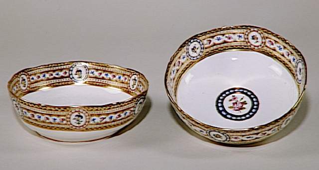 riche - Service en porcelaine de Sèvres "à décor riche en couleurs et riche en or" de Marie-Antoinette 94-01811