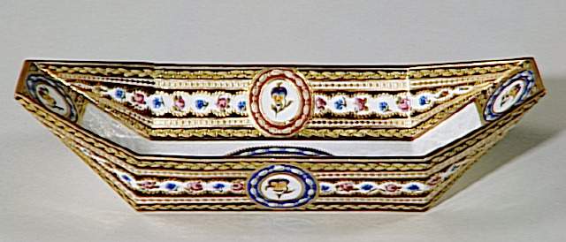 Service en porcelaine de Sèvres "à décor riche en couleurs et riche en or" de Marie-Antoinette 94-01813