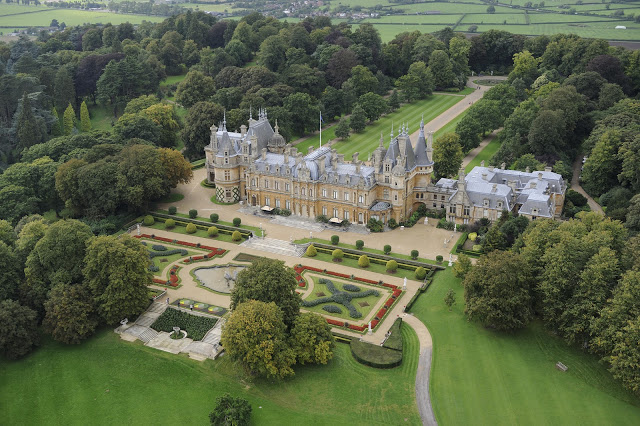 Le service "cartels en perles, panneaux en roses et barbeaux'" de Marie-Antoinette Aerial10