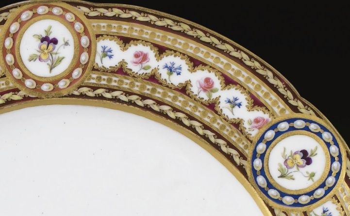 Service en porcelaine de Sèvres "à décor riche en couleurs et riche en or" de Marie-Antoinette Captu114