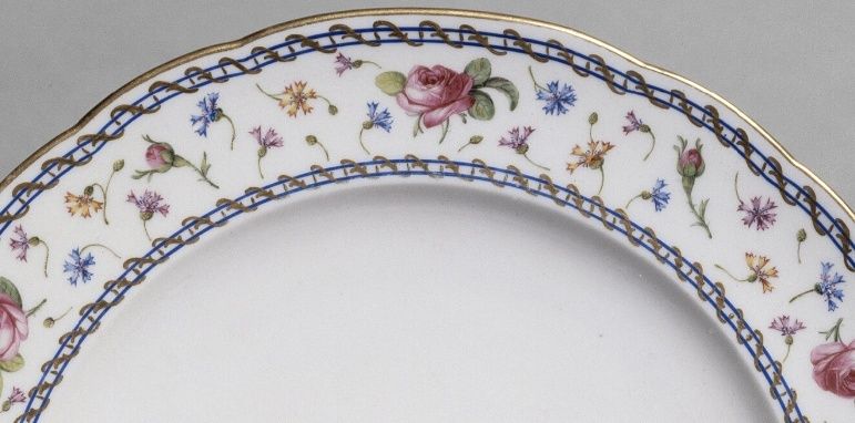 Le service en porcelaine de Sèvres  "double filet bleu, roses et barbeaux" de Marie-Antoinette Captu115