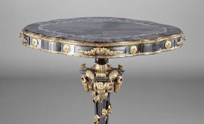 Collection de Marie-Antoinette d'objets et meubles en bois pétrifié Captu192