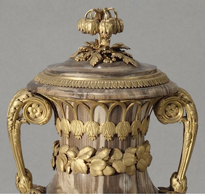 Collection de Marie-Antoinette d'objets et meubles en bois pétrifié Captu197