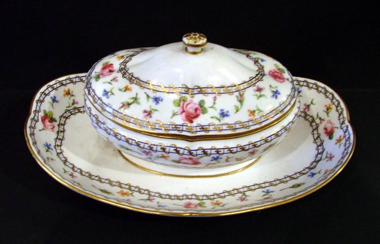 Le service en porcelaine de Sèvres "double filet bleu, roses et barbeaux" de Marie-Antoinette M0805010