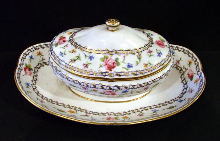 Le service en porcelaine de Sèvres  "double filet bleu, roses et barbeaux" de Marie-Antoinette M0805010