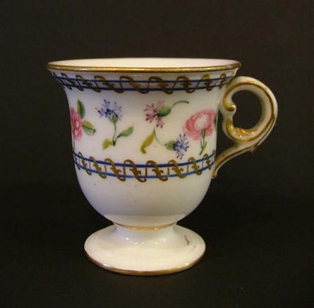 Le service en porcelaine de Sèvres "double filet bleu, roses et barbeaux" de Marie-Antoinette M0805016
