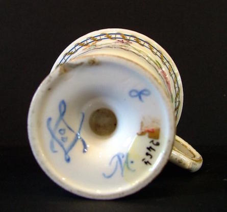 Le service en porcelaine de Sèvres "double filet bleu, roses et barbeaux" de Marie-Antoinette M0805019