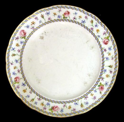 Le service en porcelaine de Sèvres  "double filet bleu, roses et barbeaux" de Marie-Antoinette M0805023