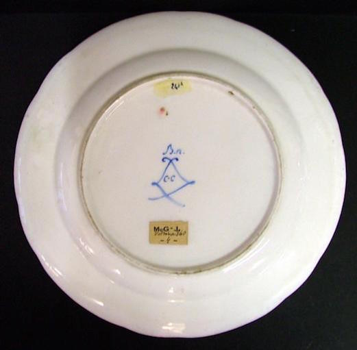 Le service en porcelaine de Sèvres "double filet bleu, roses et barbeaux" de Marie-Antoinette M0805024