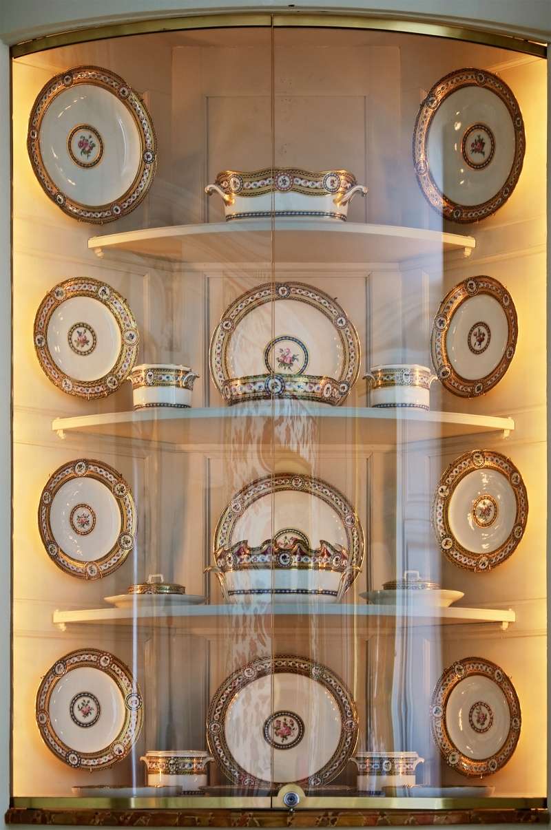 riche - Service en porcelaine de Sèvres "à décor riche en couleurs et riche en or" de Marie-Antoinette Marie138