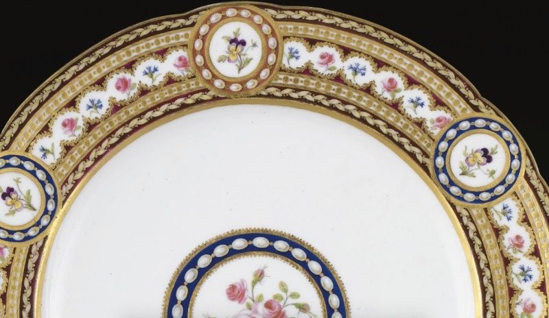 Service en porcelaine de Sèvres "à décor riche en couleurs et riche en or" de Marie-Antoinette Marie139